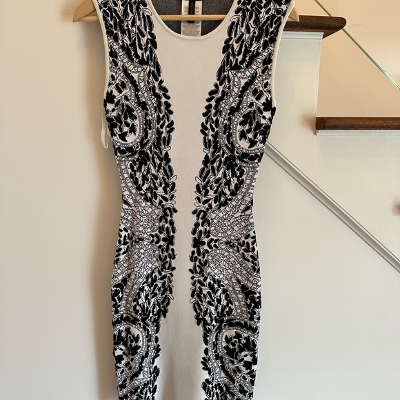 Robe BCBGmaxazria ajustée noir et blanc - Picture 3 of 5